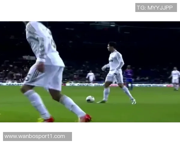 内托禁区内摔倒未获判罚C罗射门稍稍偏出引发争议